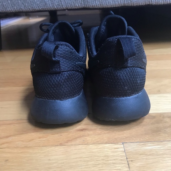 Nike roshe running sneakers- all black women’s - Picture 3 of 6